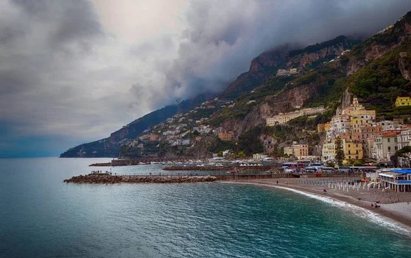 Viaje pela Itália. Costa Amalfitana com o mar — Fotografia de Stock