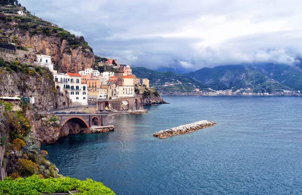 Reizen in Italië. Amalfi kust met de zee — Stockfoto