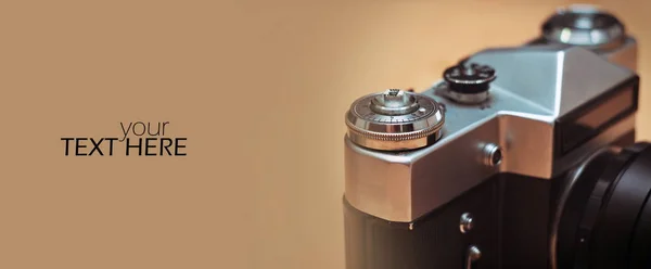 Ретро камера с копировальным пространством — стоковое фото