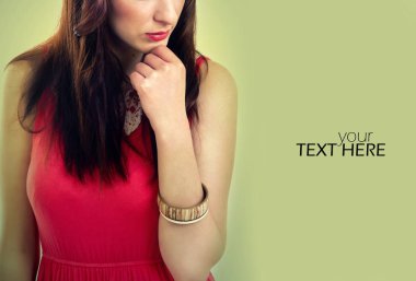 Fotokopi odası olan moda kadını.