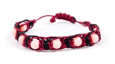 Beyaz yüzeyde boncuklu bilezik