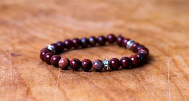 Tahta masada boncuk bilezik.