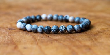 Tahta masada boncuk bilezik.