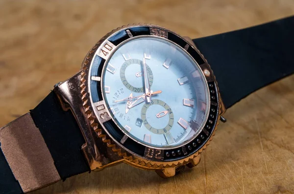 Business Armbanduhr Auf Dem Holztisch — Stockfoto