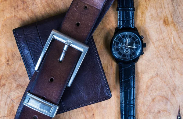 木製のテーブルの上のビジネス腕時計 — ストック写真