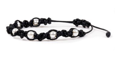 Beyaz yüzeyde boncuklu bilezik