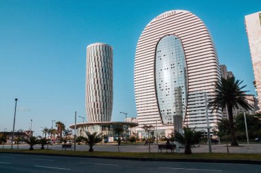Batum. Gürcistan - 23 Eylül 2020: Batumi 'deki modern konut altyapısı. Adalet Evi. Georgia