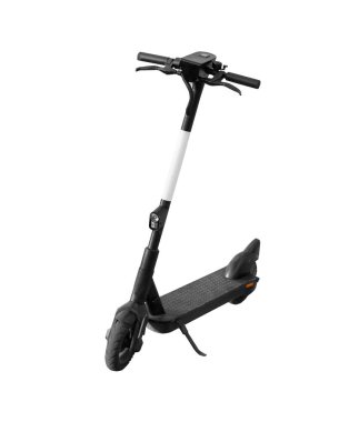 Elektrikli tekme scooter yakın çekim izole edildi