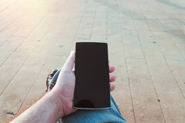 Man Använder Smartphone Utomhus — Stockfoto