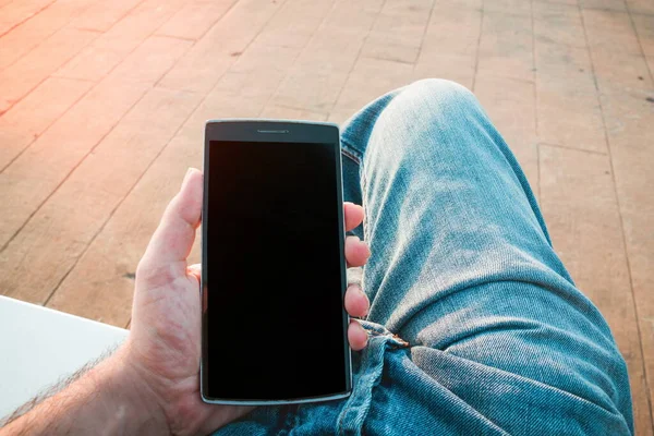 Uomo Che Utilizza Smartphone All Aperto — Foto Stock