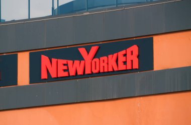 Batum. Georgia - 28 Eylül 2020 Batumi 'de birçok mağazası olan Metro City Alışveriş Merkezi. New Yorker