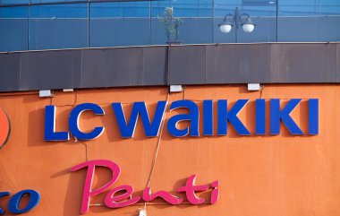 Batum. Georgia - 28 Eylül 2020 Batumi 'de birçok mağazası olan Metro City Alışveriş Merkezi. LCWaikiki