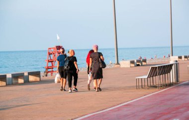 Batum. Georgia - 26 Eylül 2020: Batumi tatil köyünün bulvarındaki insanlar. Georgia