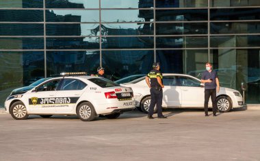Batum. Georgia - 28 Eylül 2020: Batumi 'de iki polis memuru. Georgia