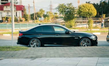Batum. Gürcistan - 4 Ekim 2020: Batumi 'de BMW 5 serisi araba