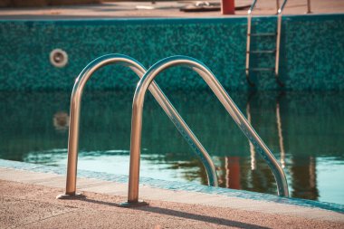 Dışarıdaki yüzme havuzuna bak.