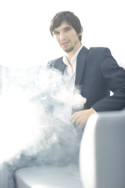 up.businessman bir sigara ile bir kahve molası sırasında kapatın.