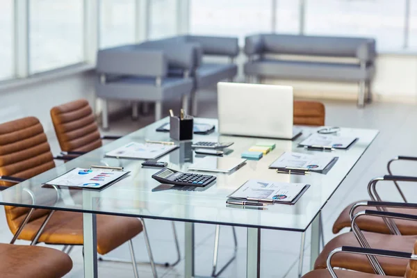 iş müzakerelerini başlatmadan önce masaüstünde düzenlendiği finansal grafikler, hesap makineleri ve kalemler