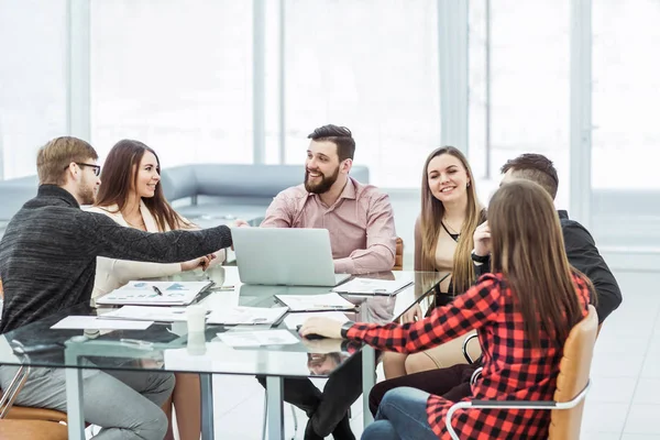 Handdruk financiële partners en zakelijke team op de werkplek — Stockfoto