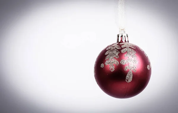 Červené vánoční míč izolované na bílém pozadí — Stock fotografie