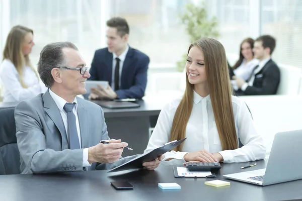 Pazarlamacı ve kağıt grafiklerle çalışma Yöneticisi takım.