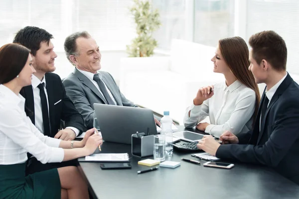 ofiste masada konuşurken iş arkadaşları
