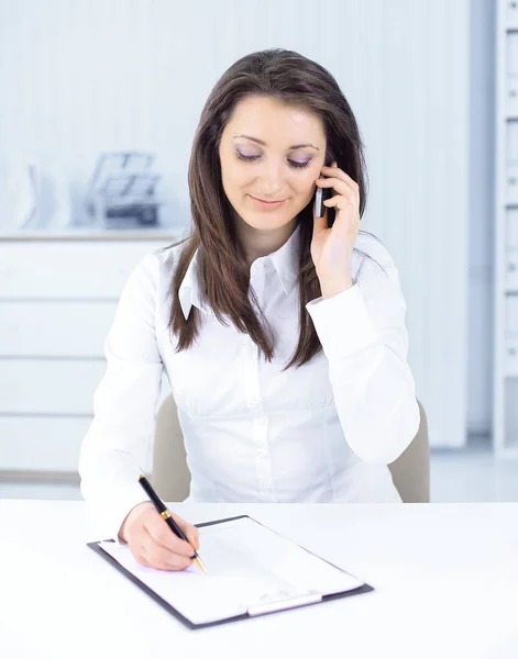 Affärskvinna som diskuterar dokument på en mobiltelefon — Stockfoto