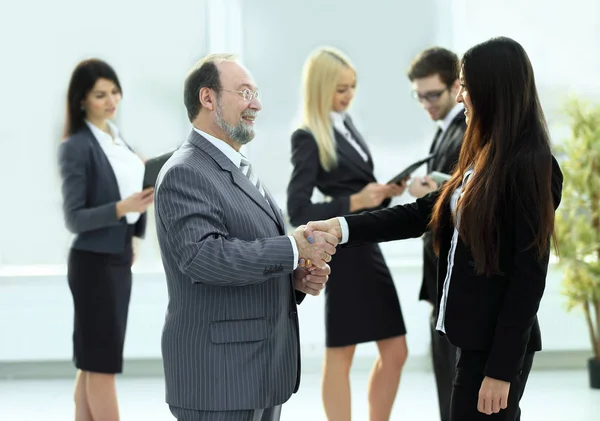 Assistent voldoet aan een zakenman met een handdruk. vergaderingen en partnerschap — Stockfoto