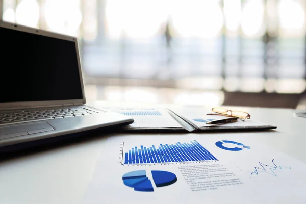 Finanční zpráva, laptop a pera na pracovišti podnikatel — Stock fotografie