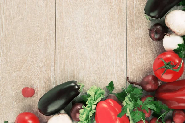 Marco hecho de verduras sobre fondo de madera . — Foto de Stock