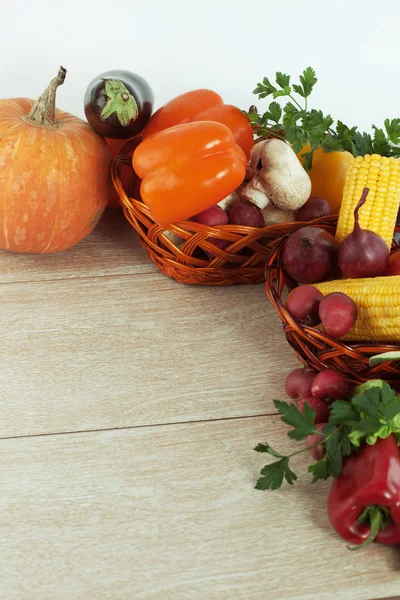 Calabaza y verduras frescas en una mesa de madera.el concepto de alimentación saludable — Foto de Stock