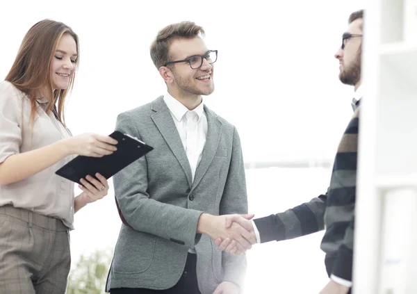 Cerrar .handshake socios comerciales antes de una reunión de negocios — Foto de Stock