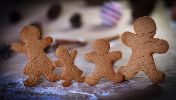 Noel masasında mumlar ve zencefilli çörekler