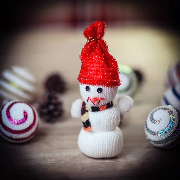 クリスマステーブルのおもちゃの雪だるまとジンジャーブレッドハウス — ストック写真