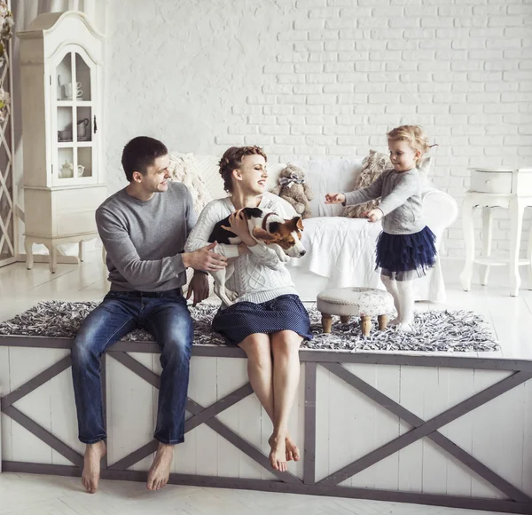 Muotokuva onnellinen perhe ja heidän lemmikkinsä viihtyisässä olohuoneessa — kuvapankkivalokuva