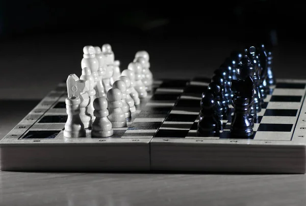 Kompozičního šachu na temné background.strategy koncept — Stock fotografie