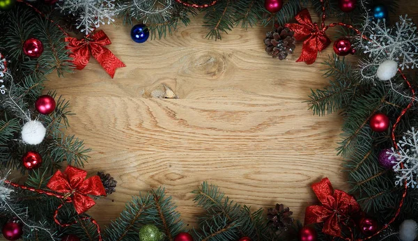 Couronne de Noël joliment décorée sur fond en bois — Photo