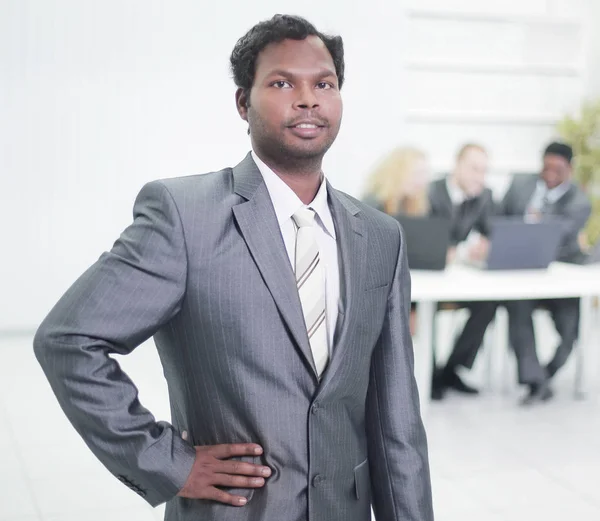 Porträt eines erfolgreichen Mitarbeiters im Hintergrund der Offi — Stockfoto