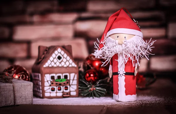 Kerstcadeau op de achtergrond van een peperkoekenhuis — Stockfoto
