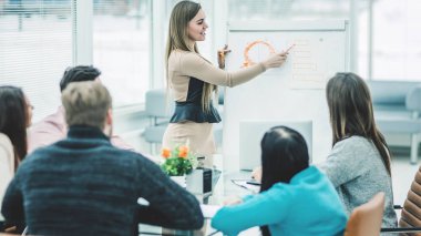 Yöneticisi yeni reklam çalışması sunumunu yapar