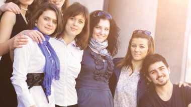neşeli grup gülümseyen ve çerçeve içine bakarak öğrenci.