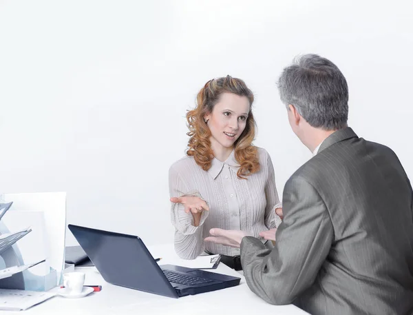 Colegas de negocios discutiendo problemas, en su escritorio de trabajo . — Foto de Stock