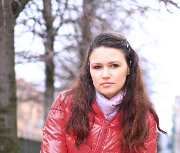 Close up.beautiful jovem mulher no fundo de uma cidade de inverno — Fotografia de Stock