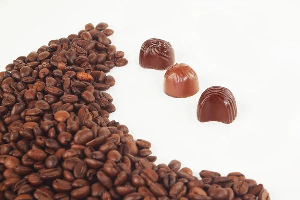 Struttura per testo da grani di caffè nero e cioccolatini — Foto Stock