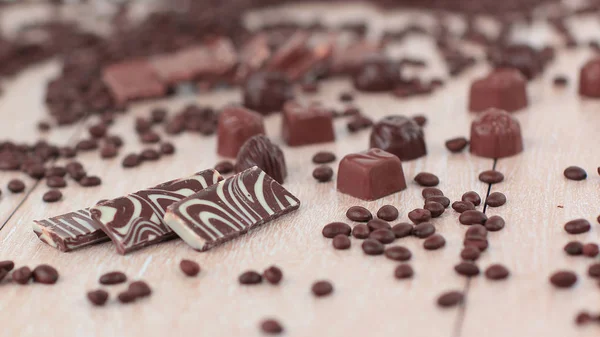 ブラック コーヒーの穀物とチョコレートのお菓子の木製の背景の背景イメージ — ストック写真