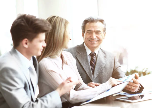 Geschäftsteam arbeitet gemeinsam an Geschäftsprojekt — Stockfoto