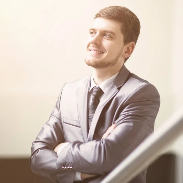 Porträt eines gutaussehenden Geschäftsmannes im Büro — Stockfoto