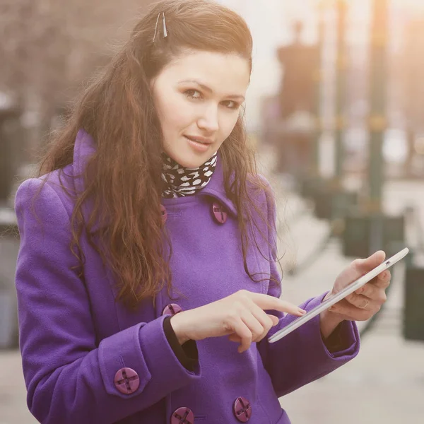 Meisje in herfst jas fioletowa met tablet het Park — Stockfoto