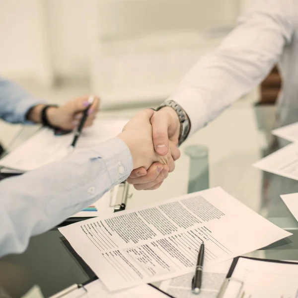 Apretón de manos de los socios comerciales después de discutir los términos de un nuevo contrato en el lugar de trabajo en la oficina —  Fotos de Stock