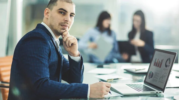 Gerente sénior en el lugar de trabajo en el fondo del equipo empresarial — Foto de Stock